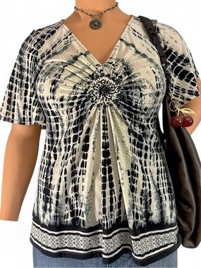ECI Black & Cream V-Neck Twist-Front Short Sleeve Tie Dye Beaded Blouse L